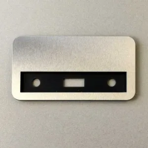 Корпоративна ідентифікація: чому бейдж металевий залишається безальтернативним стандартом для бізнесу