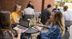 Кар’єра після польського університету: зарплати, затребувані професії, перспективи для українців