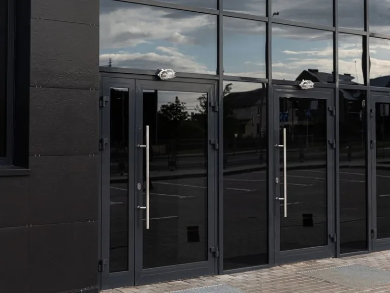 Як вибрати пластикові двері: практичні поради