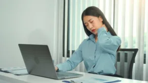 Шия заклякла: чому протрузія шийного відділу небезпечніша, ніж здається